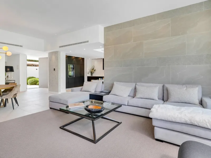 Presenting this modern five bedroom villa on the New Golden Mile, set minutes from the coast and close to Puerto Banús and Marbella. The home has a southeast orientation for natural light and open views, and it offers full privacy. The layout is spacious 