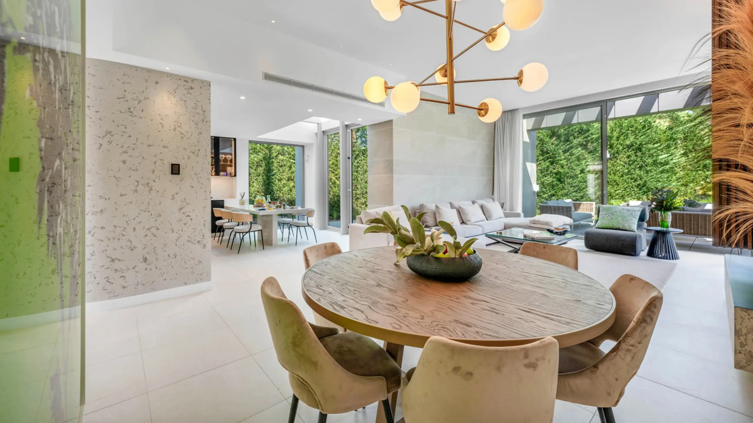 Presenting this modern five bedroom villa on the New Golden Mile, set minutes from the coast and close to Puerto Banús and Marbella. The home has a southeast orientation for natural light and open views, and it offers full privacy. The layout is spacious 