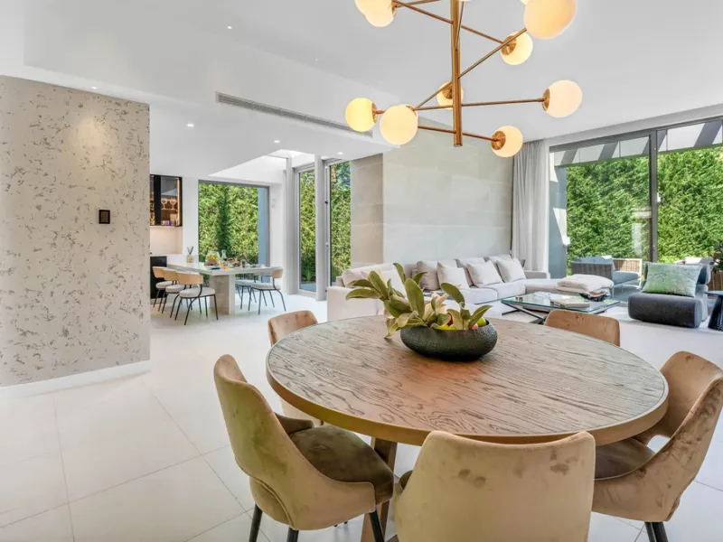 Presenting this modern five bedroom villa on the New Golden Mile, set minutes from the coast and close to Puerto Banús and Marbella. The home has a southeast orientation for natural light and open views, and it offers full privacy. The layout is spacious 