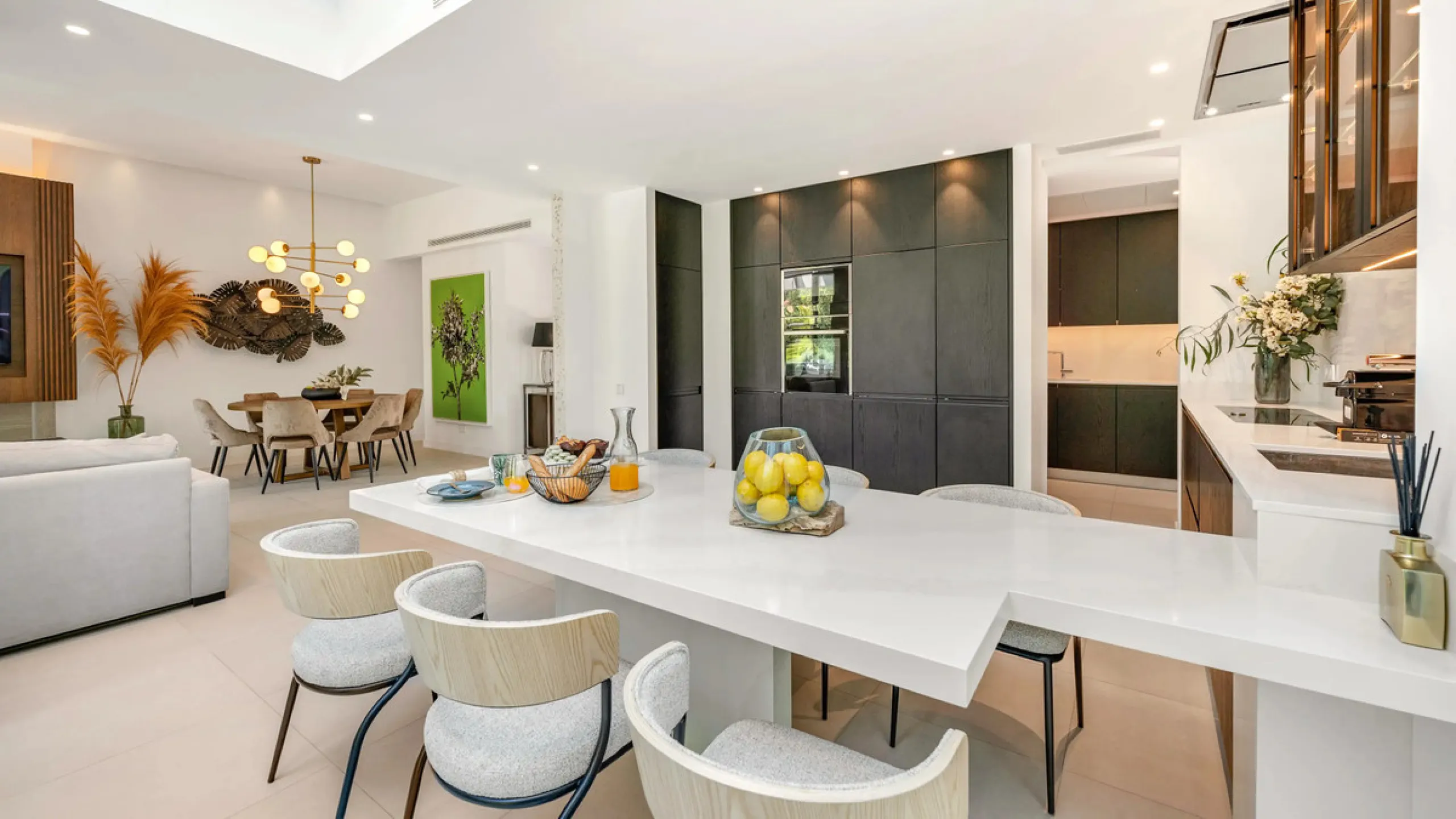 Presenting this modern five bedroom villa on the New Golden Mile, set minutes from the coast and close to Puerto Banús and Marbella. The home has a southeast orientation for natural light and open views, and it offers full privacy. The layout is spacious 
