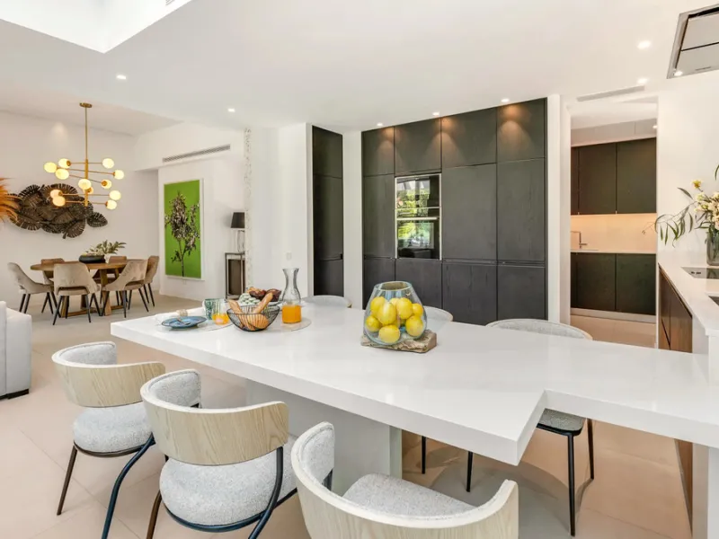 Presenting this modern five bedroom villa on the New Golden Mile, set minutes from the coast and close to Puerto Banús and Marbella. The home has a southeast orientation for natural light and open views, and it offers full privacy. The layout is spacious 
