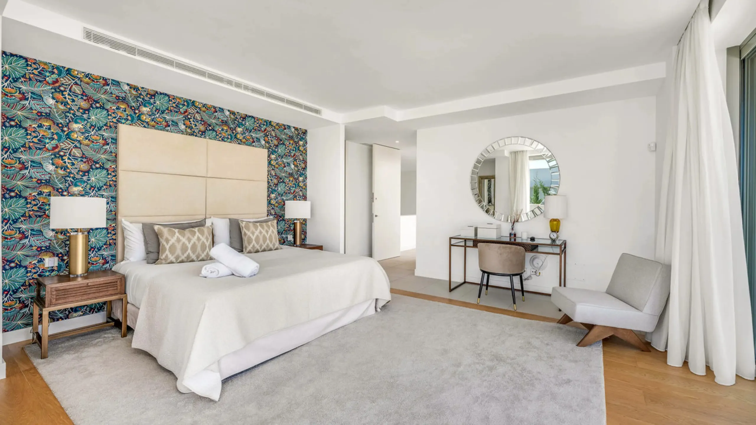 Presenting this modern five bedroom villa on the New Golden Mile, set minutes from the coast and close to Puerto Banús and Marbella. The home has a southeast orientation for natural light and open views, and it offers full privacy. The layout is spacious 