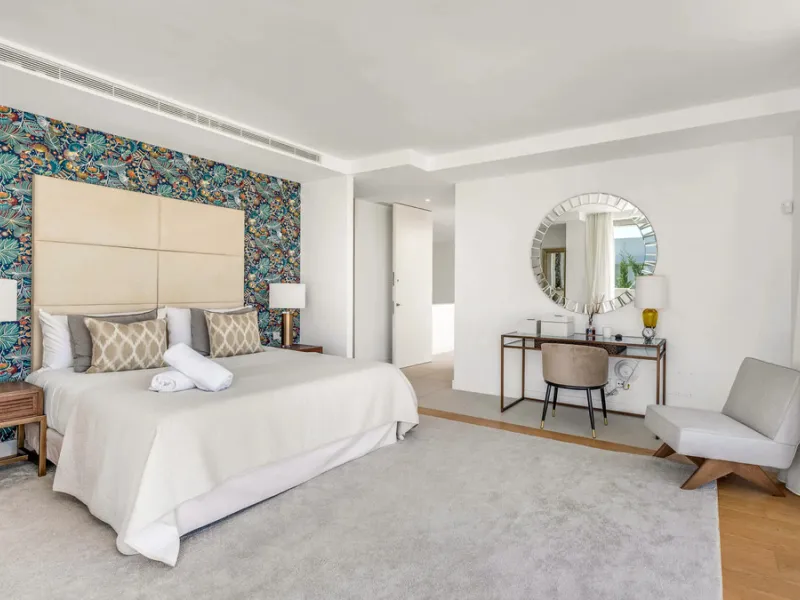 Presenting this modern five bedroom villa on the New Golden Mile, set minutes from the coast and close to Puerto Banús and Marbella. The home has a southeast orientation for natural light and open views, and it offers full privacy. The layout is spacious 