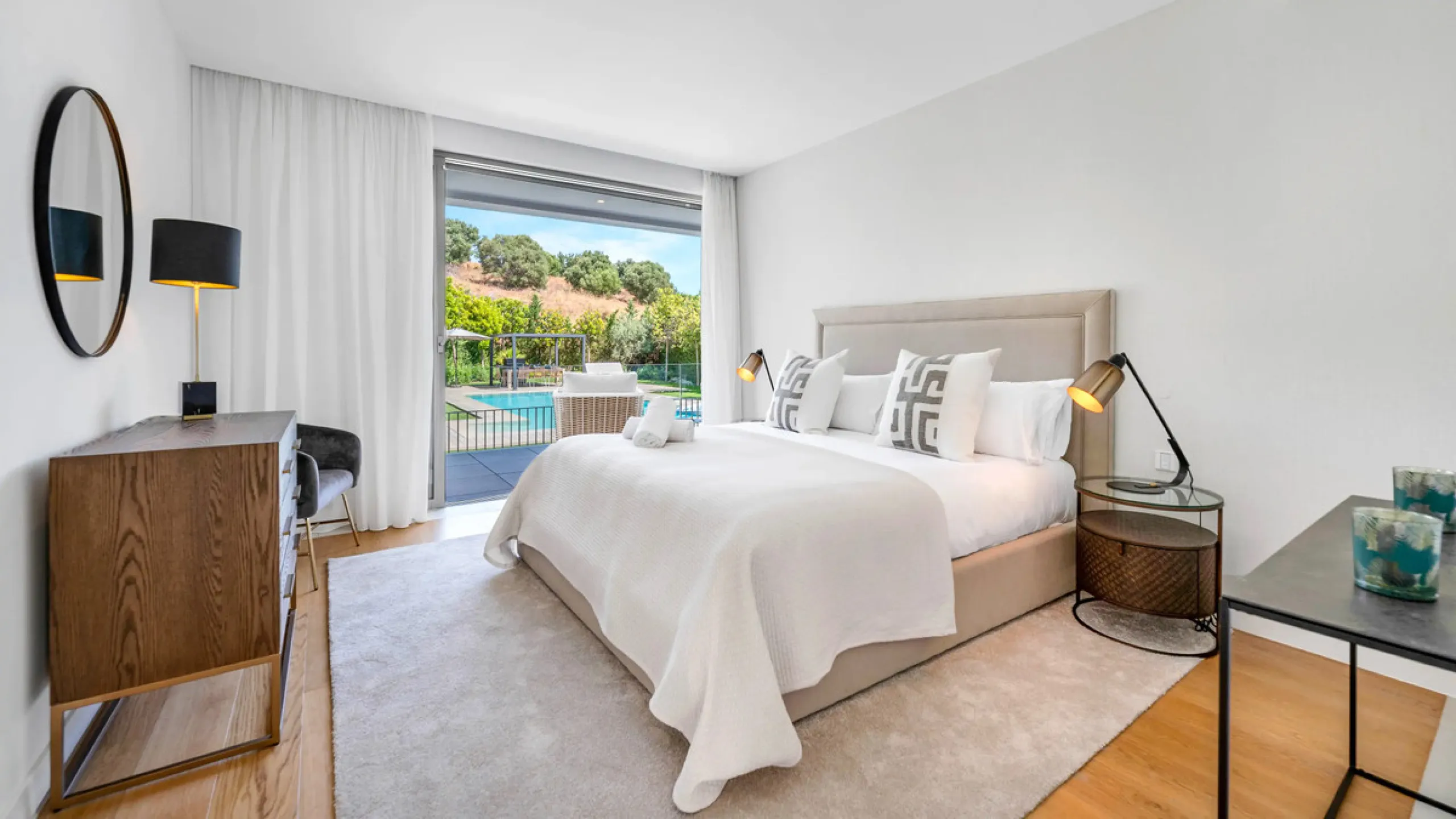 Presenting this modern five bedroom villa on the New Golden Mile, set minutes from the coast and close to Puerto Banús and Marbella. The home has a southeast orientation for natural light and open views, and it offers full privacy. The layout is spacious 
