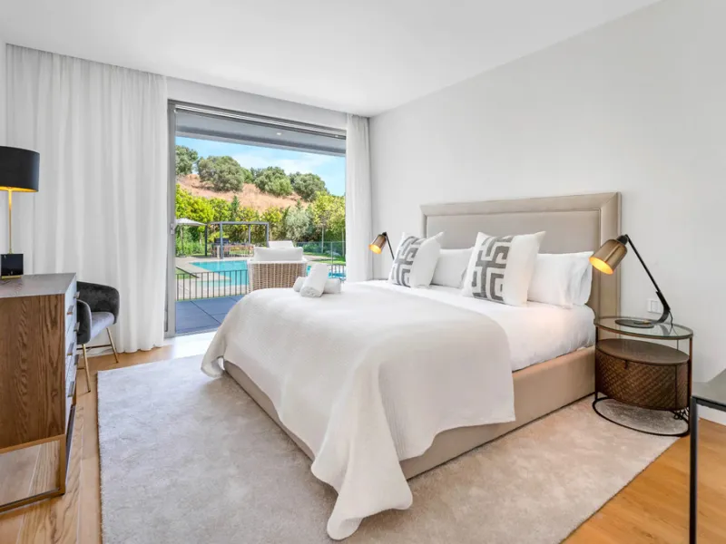Presenting this modern five bedroom villa on the New Golden Mile, set minutes from the coast and close to Puerto Banús and Marbella. The home has a southeast orientation for natural light and open views, and it offers full privacy. The layout is spacious 