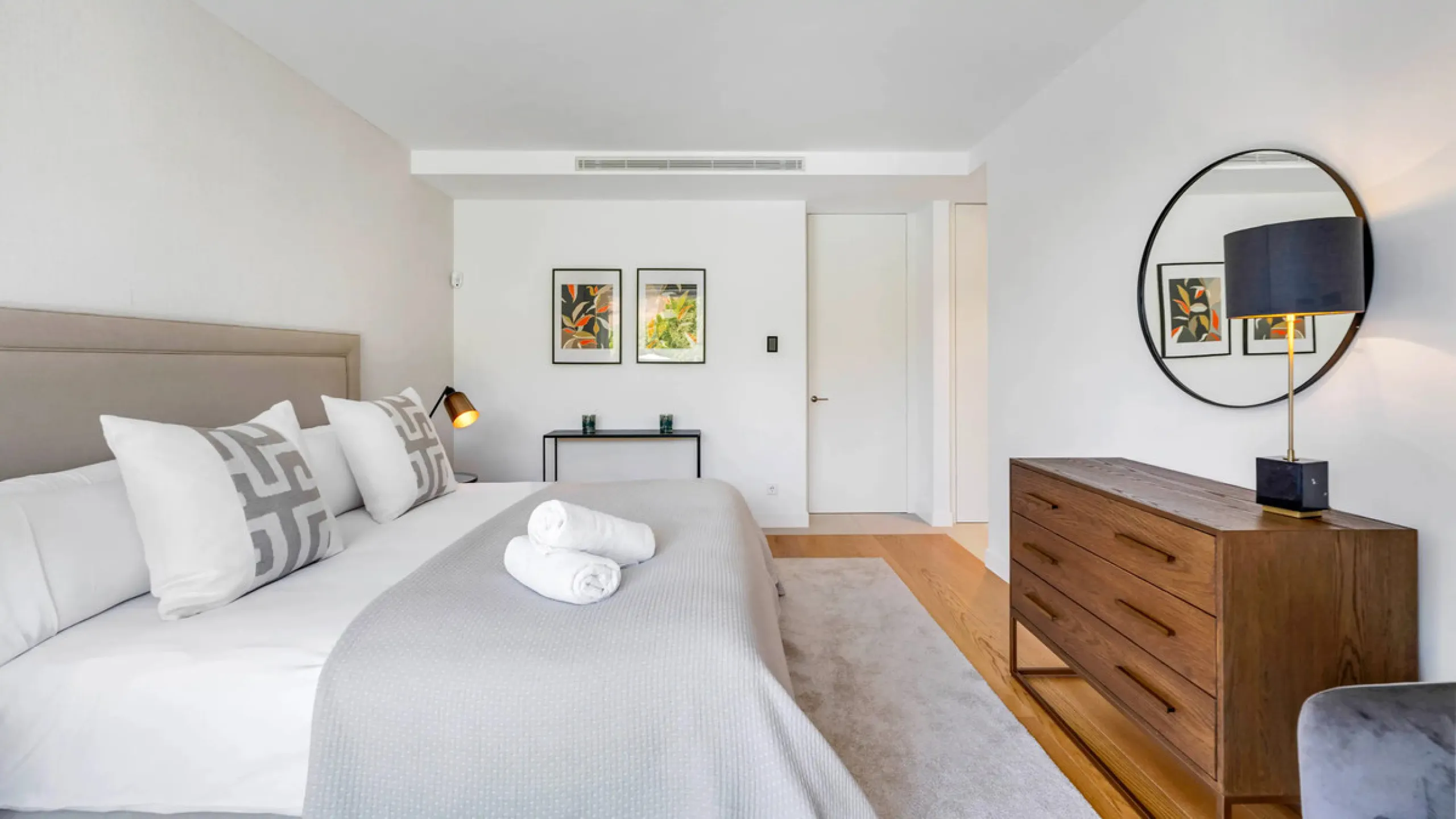 Presenting this modern five bedroom villa on the New Golden Mile, set minutes from the coast and close to Puerto Banús and Marbella. The home has a southeast orientation for natural light and open views, and it offers full privacy. The layout is spacious 