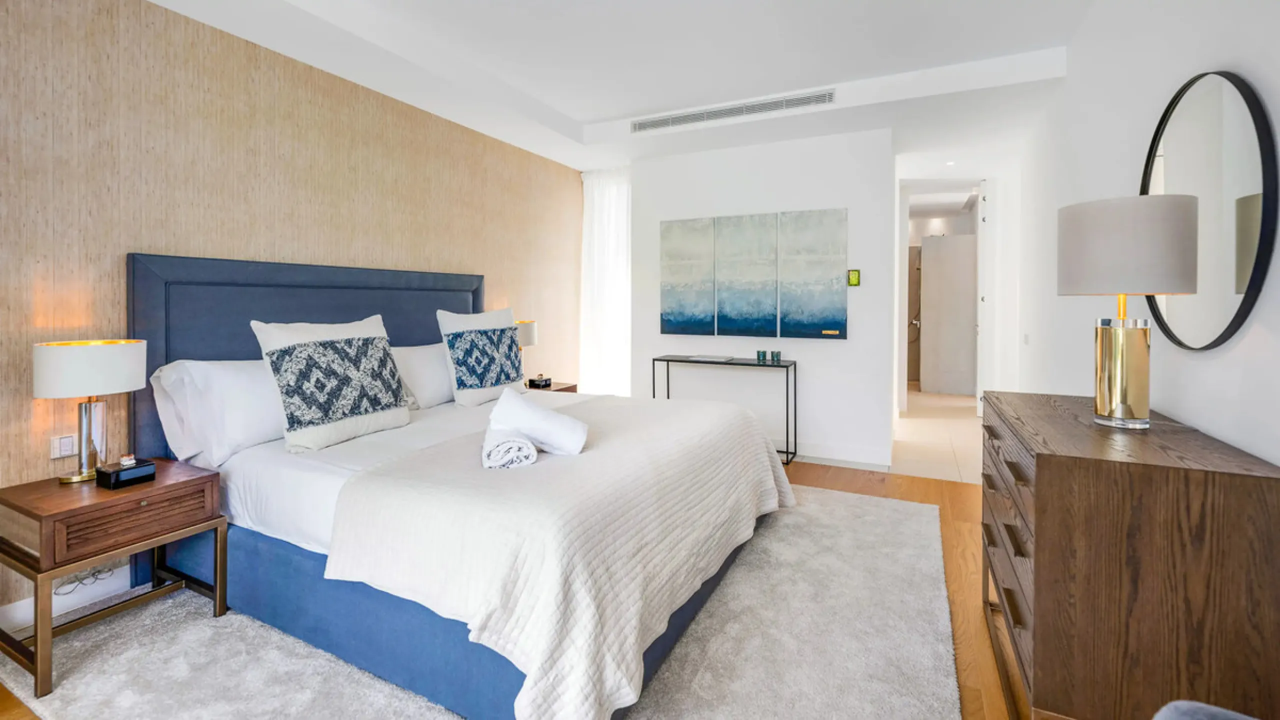 Presenting this modern five bedroom villa on the New Golden Mile, set minutes from the coast and close to Puerto Banús and Marbella. The home has a southeast orientation for natural light and open views, and it offers full privacy. The layout is spacious 