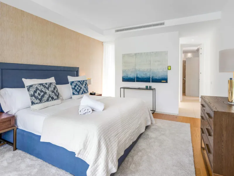 Presenting this modern five bedroom villa on the New Golden Mile, set minutes from the coast and close to Puerto Banús and Marbella. The home has a southeast orientation for natural light and open views, and it offers full privacy. The layout is spacious 