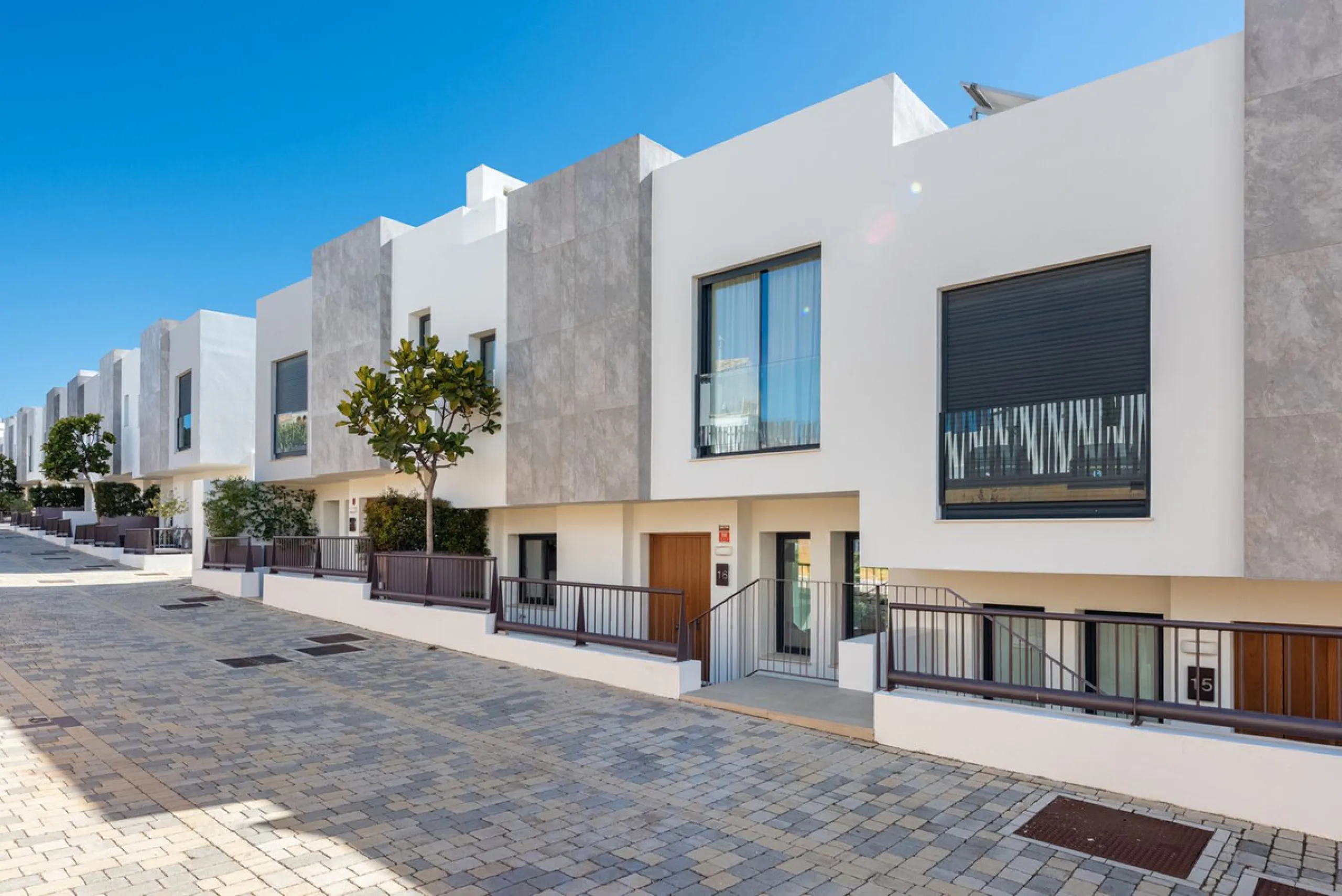 Modern and exclusive townhouse built in 2020, with a design and interior that truly make it stand out in the area.