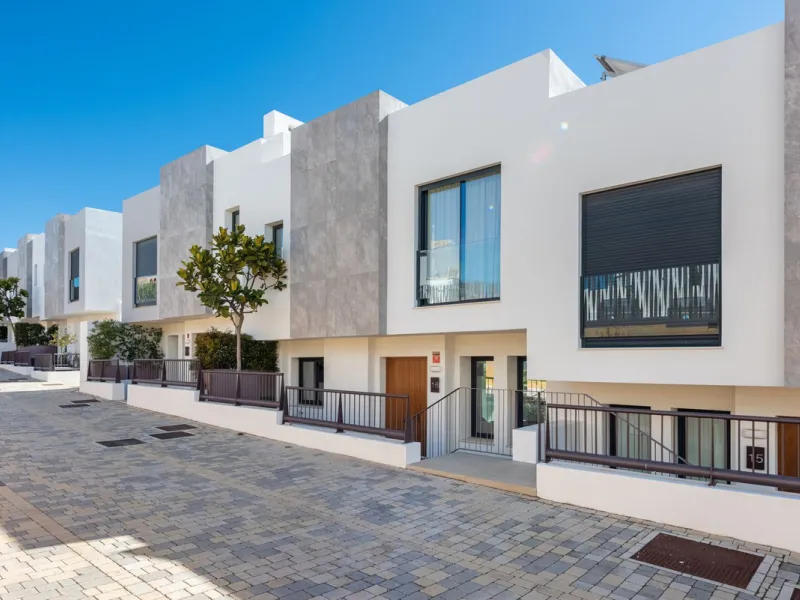 Modern and exclusive townhouse built in 2020, with a design and interior that truly make it stand out in the area.