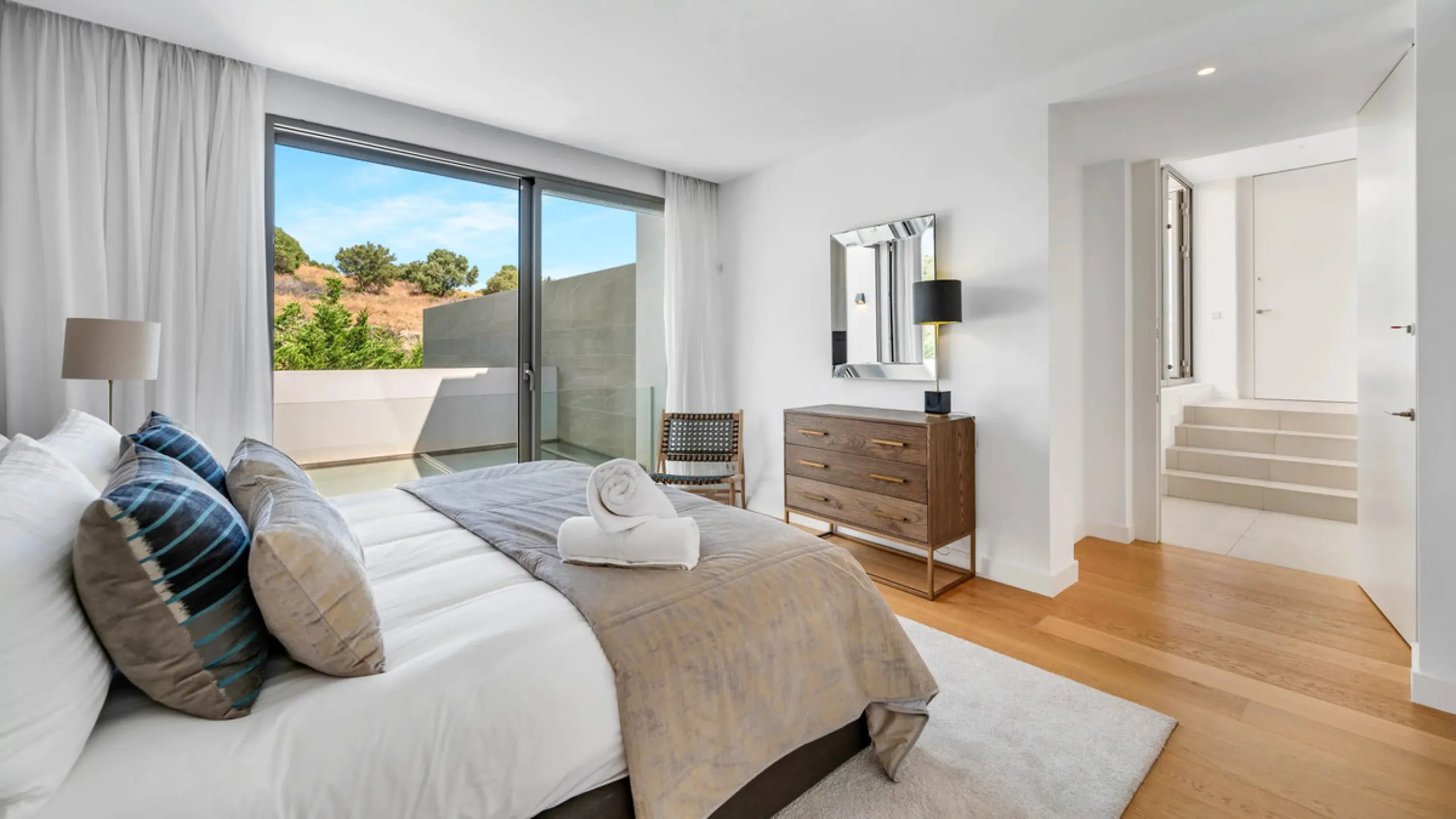 Presenting this modern five bedroom villa on the New Golden Mile, set minutes from the coast and close to Puerto Banús and Marbella. The home has a southeast orientation for natural light and open views, and it offers full privacy. The layout is spacious 