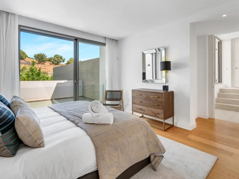 Presenting this modern five bedroom villa on the New Golden Mile, set minutes from the coast and close to Puerto Banús and Marbella. The home has a southeast orientation for natural light and open views, and it offers full privacy. The layout is spacious 