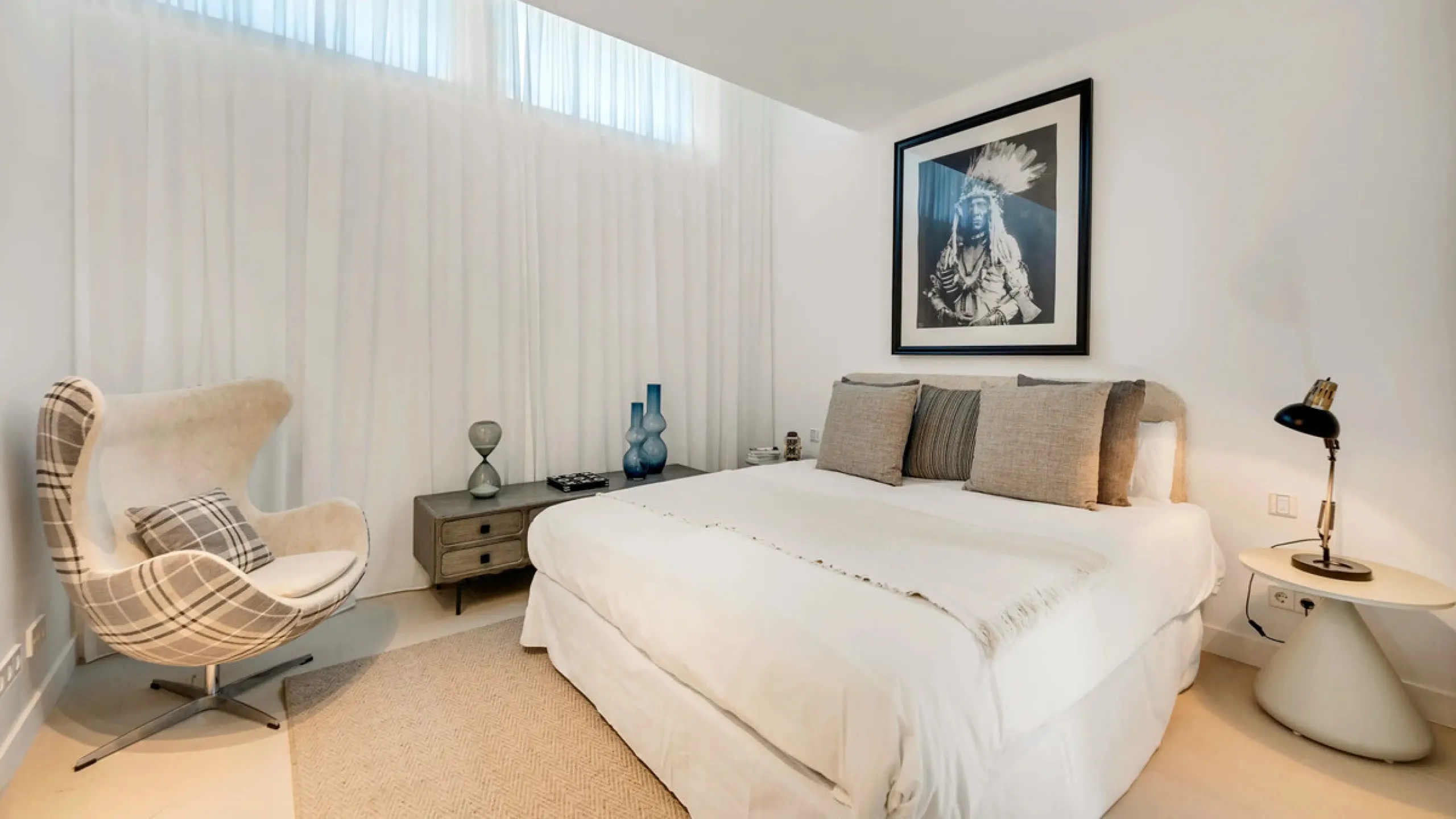 Presenting this modern five bedroom villa on the New Golden Mile, set minutes from the coast and close to Puerto Banús and Marbella. The home has a southeast orientation for natural light and open views, and it offers full privacy. The layout is spacious 