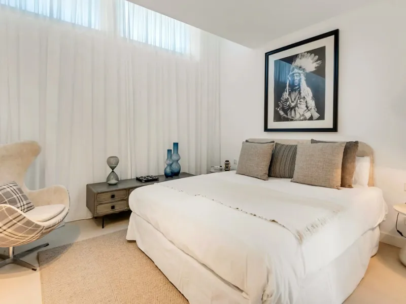 Presenting this modern five bedroom villa on the New Golden Mile, set minutes from the coast and close to Puerto Banús and Marbella. The home has a southeast orientation for natural light and open views, and it offers full privacy. The layout is spacious 
