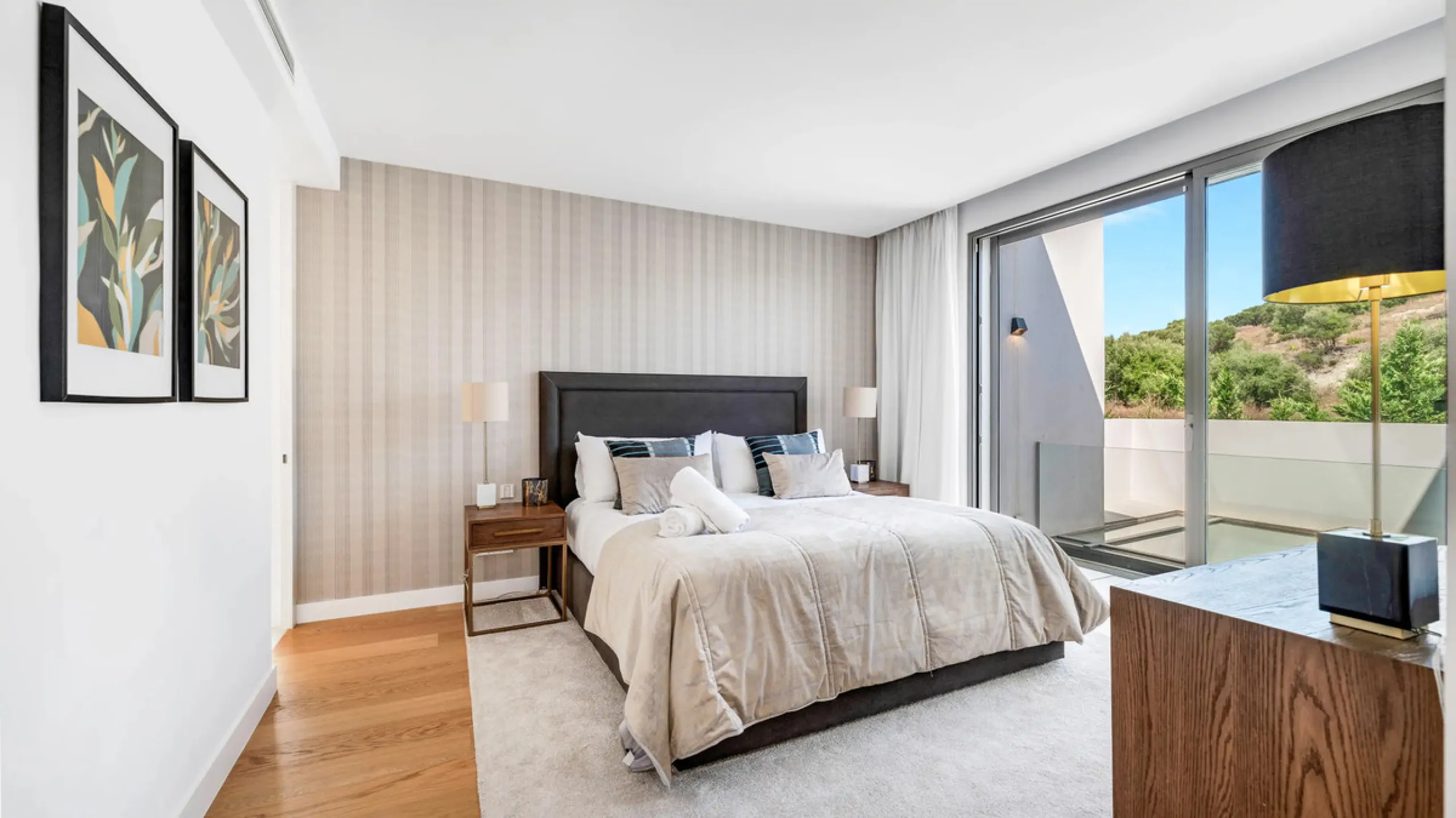 Presenting this modern five bedroom villa on the New Golden Mile, set minutes from the coast and close to Puerto Banús and Marbella. The home has a southeast orientation for natural light and open views, and it offers full privacy. The layout is spacious 