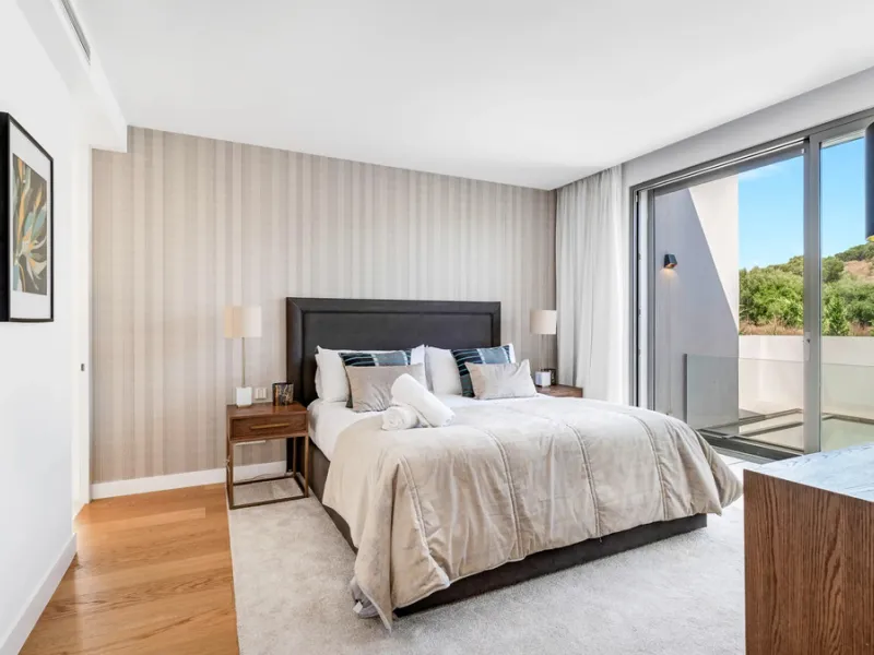 Presenting this modern five bedroom villa on the New Golden Mile, set minutes from the coast and close to Puerto Banús and Marbella. The home has a southeast orientation for natural light and open views, and it offers full privacy. The layout is spacious 