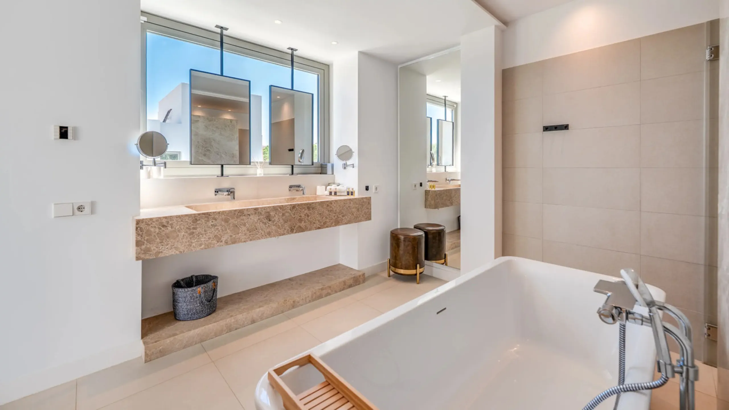 Presenting this modern five bedroom villa on the New Golden Mile, set minutes from the coast and close to Puerto Banús and Marbella. The home has a southeast orientation for natural light and open views, and it offers full privacy. The layout is spacious 