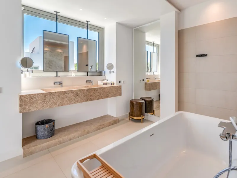 Presenting this modern five bedroom villa on the New Golden Mile, set minutes from the coast and close to Puerto Banús and Marbella. The home has a southeast orientation for natural light and open views, and it offers full privacy. The layout is spacious 