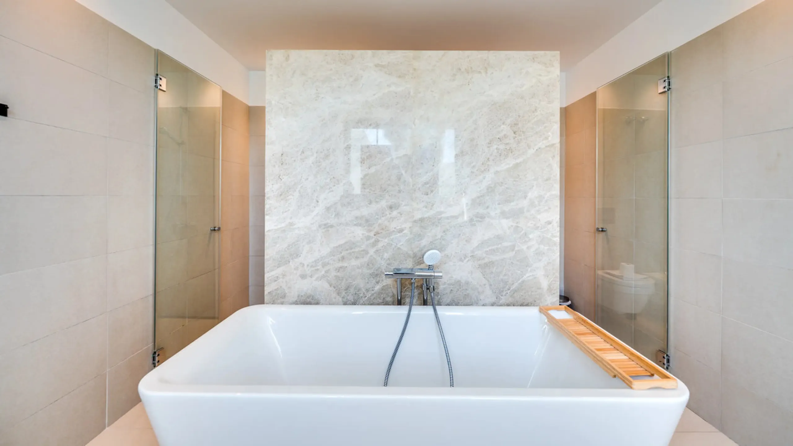 Presenting this modern five bedroom villa on the New Golden Mile, set minutes from the coast and close to Puerto Banús and Marbella. The home has a southeast orientation for natural light and open views, and it offers full privacy. The layout is spacious 