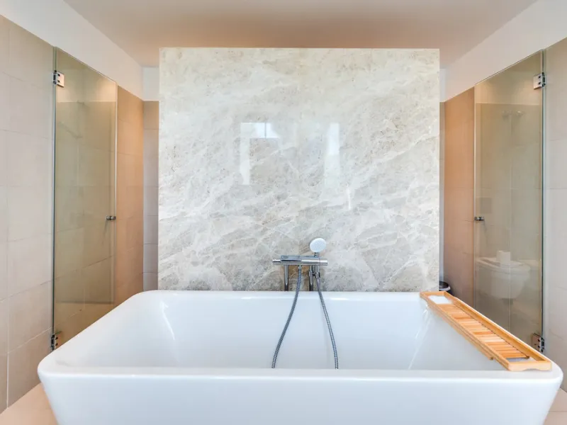 Presenting this modern five bedroom villa on the New Golden Mile, set minutes from the coast and close to Puerto Banús and Marbella. The home has a southeast orientation for natural light and open views, and it offers full privacy. The layout is spacious 