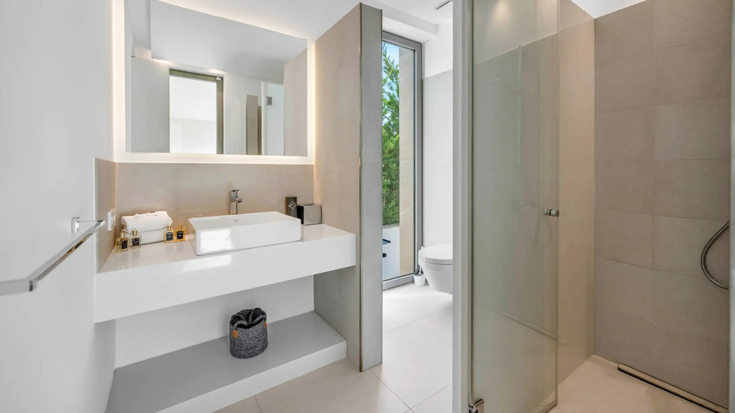 Presenting this modern five bedroom villa on the New Golden Mile, set minutes from the coast and close to Puerto Banús and Marbella. The home has a southeast orientation for natural light and open views, and it offers full privacy. The layout is spacious 