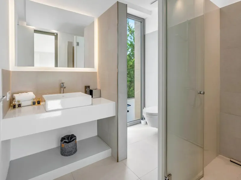 Presenting this modern five bedroom villa on the New Golden Mile, set minutes from the coast and close to Puerto Banús and Marbella. The home has a southeast orientation for natural light and open views, and it offers full privacy. The layout is spacious 