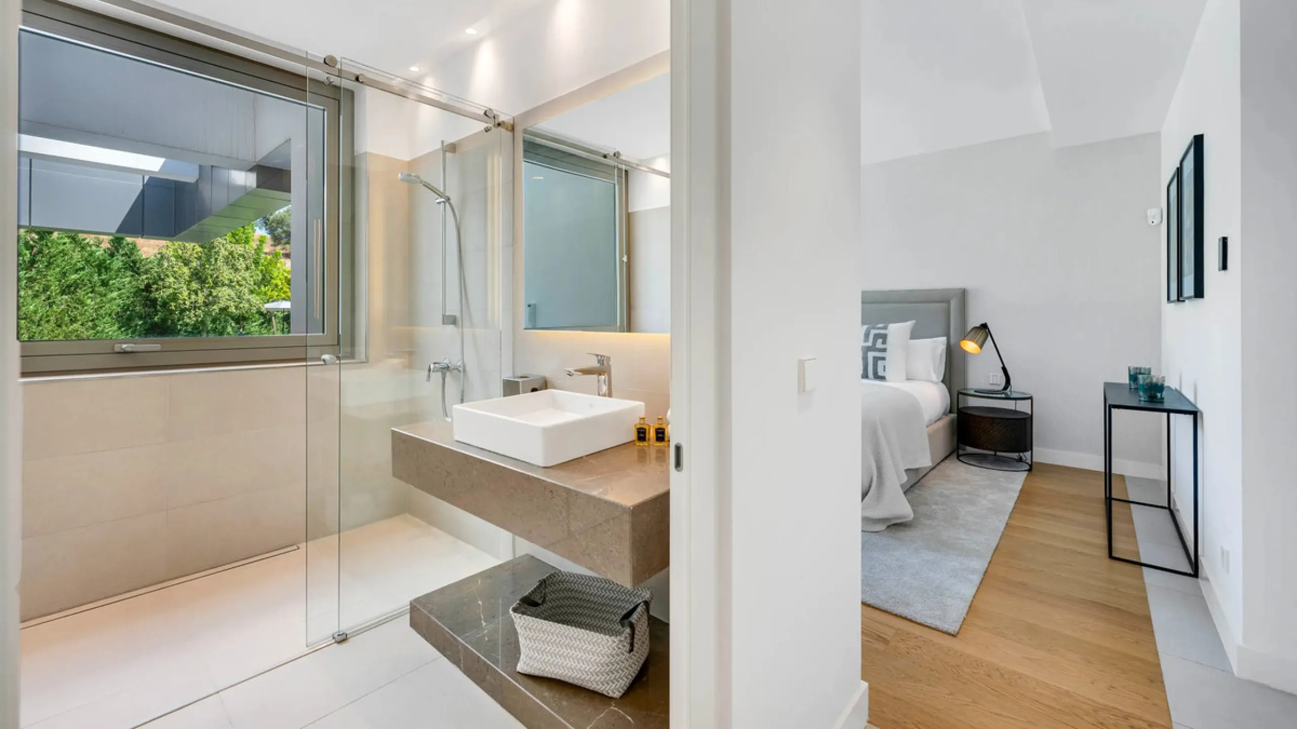 Presenting this modern five bedroom villa on the New Golden Mile, set minutes from the coast and close to Puerto Banús and Marbella. The home has a southeast orientation for natural light and open views, and it offers full privacy. The layout is spacious 
