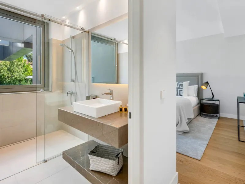 Presenting this modern five bedroom villa on the New Golden Mile, set minutes from the coast and close to Puerto Banús and Marbella. The home has a southeast orientation for natural light and open views, and it offers full privacy. The layout is spacious 