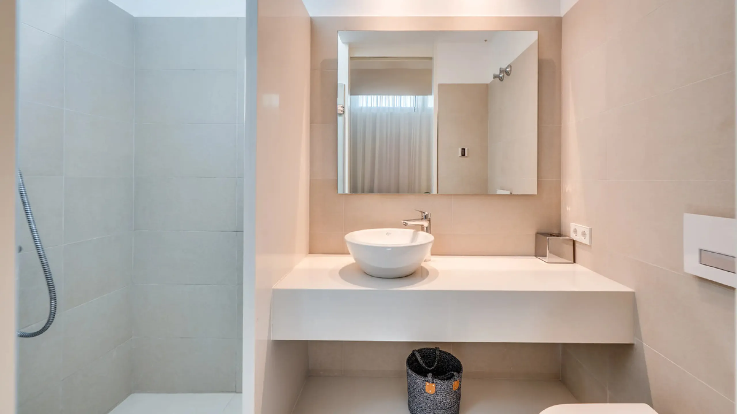 Presenting this modern five bedroom villa on the New Golden Mile, set minutes from the coast and close to Puerto Banús and Marbella. The home has a southeast orientation for natural light and open views, and it offers full privacy. The layout is spacious 