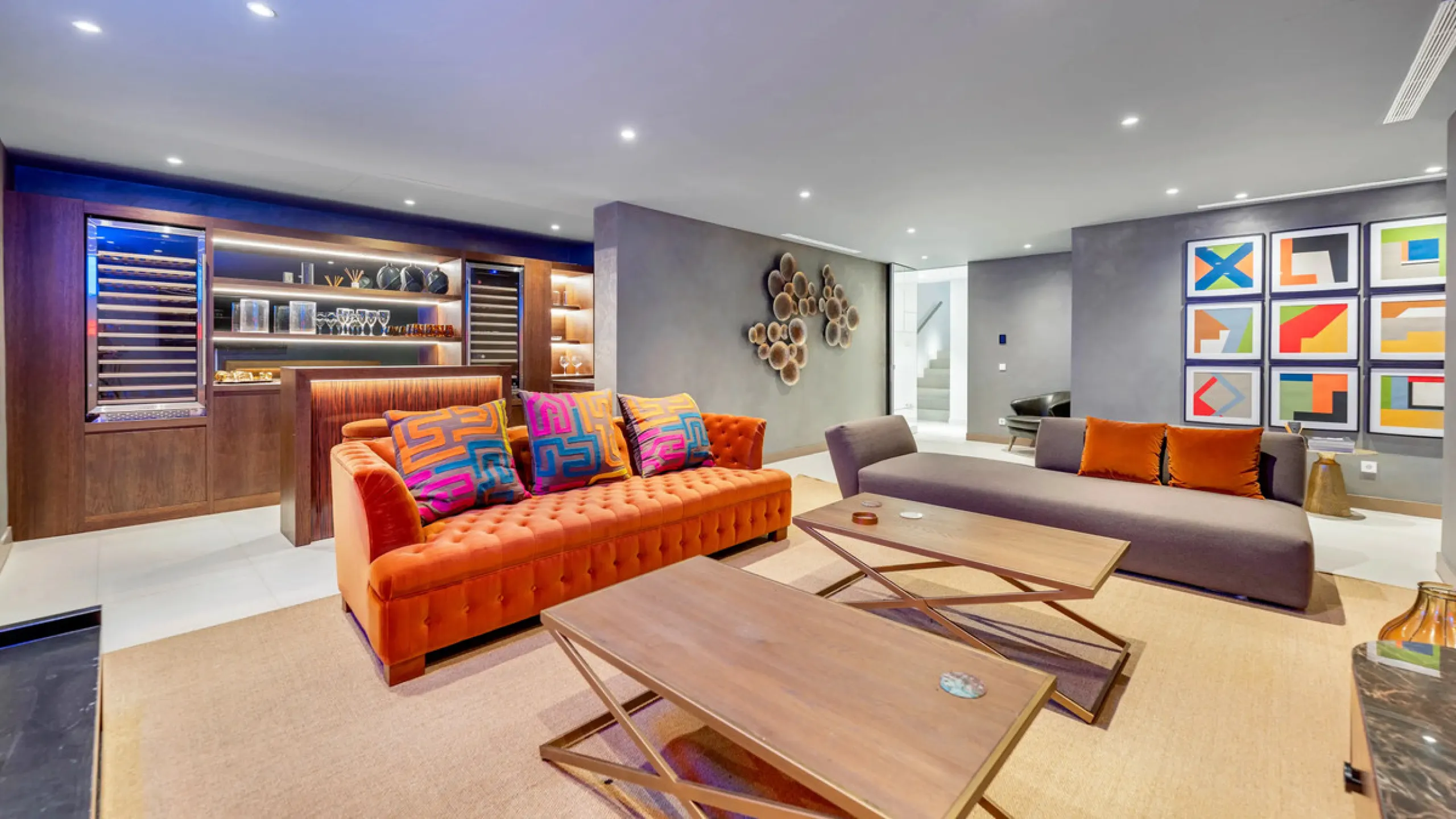 Presenting this modern five bedroom villa on the New Golden Mile, set minutes from the coast and close to Puerto Banús and Marbella. The home has a southeast orientation for natural light and open views, and it offers full privacy. The layout is spacious 