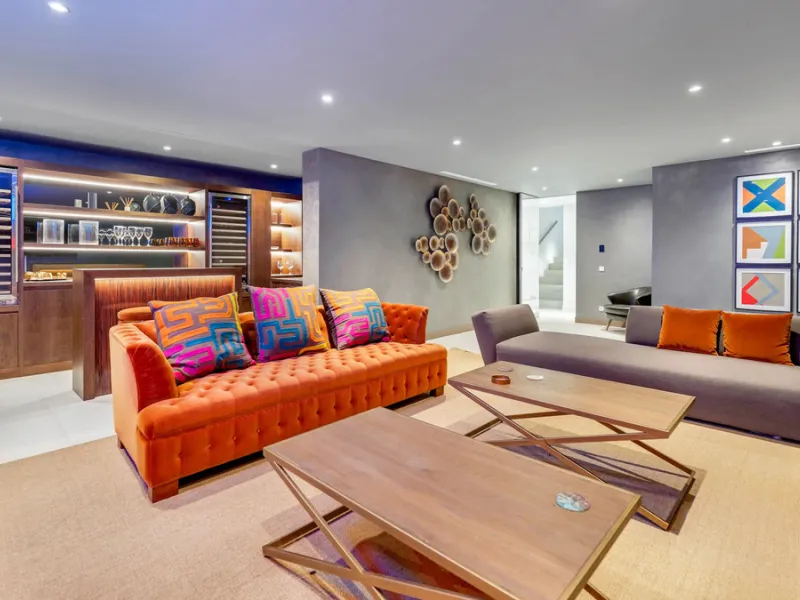 Presenting this modern five bedroom villa on the New Golden Mile, set minutes from the coast and close to Puerto Banús and Marbella. The home has a southeast orientation for natural light and open views, and it offers full privacy. The layout is spacious 