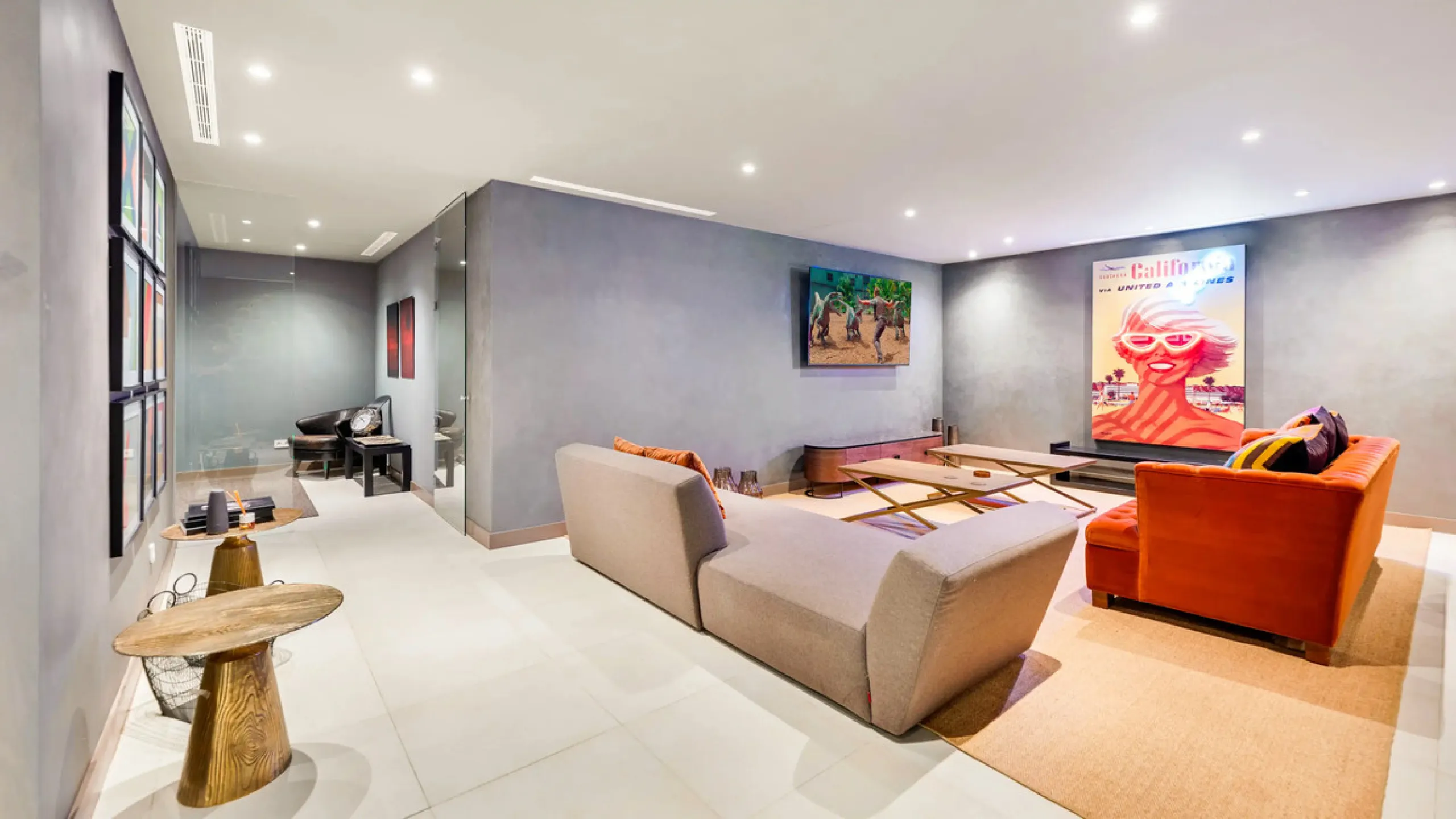 Presenting this modern five bedroom villa on the New Golden Mile, set minutes from the coast and close to Puerto Banús and Marbella. The home has a southeast orientation for natural light and open views, and it offers full privacy. The layout is spacious 