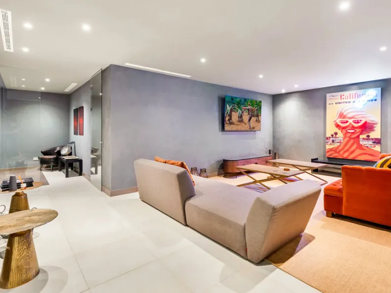 Presenting this modern five bedroom villa on the New Golden Mile, set minutes from the coast and close to Puerto Banús and Marbella. The home has a southeast orientation for natural light and open views, and it offers full privacy. The layout is spacious 