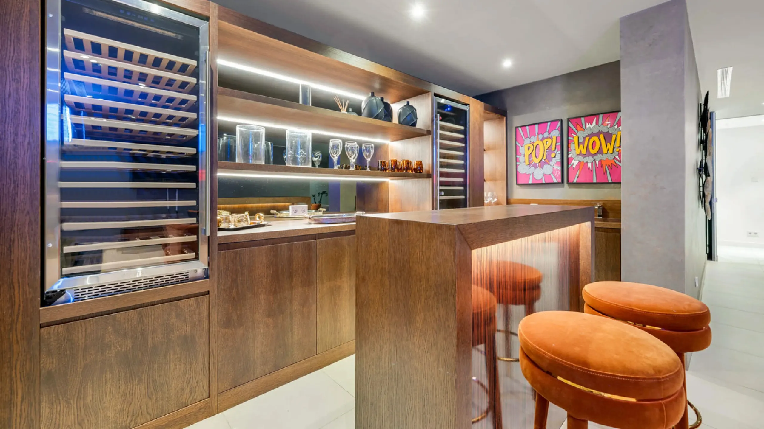 Presenting this modern five bedroom villa on the New Golden Mile, set minutes from the coast and close to Puerto Banús and Marbella. The home has a southeast orientation for natural light and open views, and it offers full privacy. The layout is spacious 