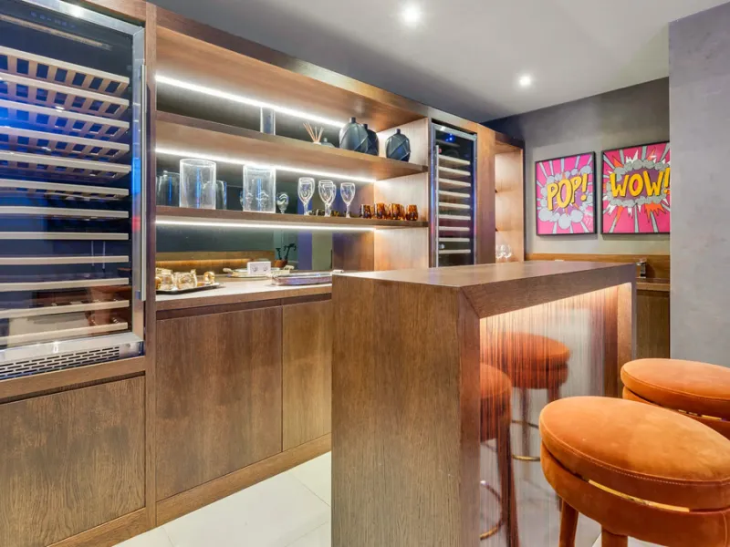 Presenting this modern five bedroom villa on the New Golden Mile, set minutes from the coast and close to Puerto Banús and Marbella. The home has a southeast orientation for natural light and open views, and it offers full privacy. The layout is spacious 