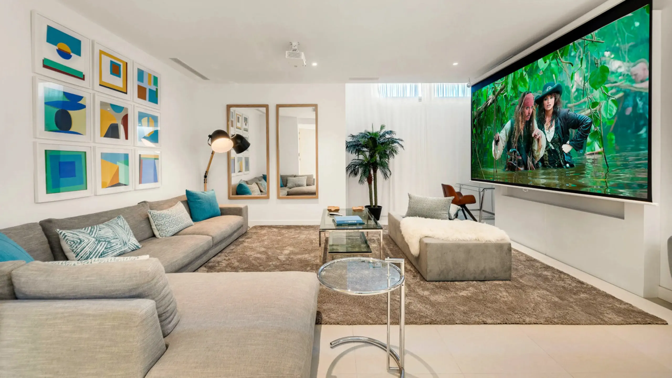 Presenting this modern five bedroom villa on the New Golden Mile, set minutes from the coast and close to Puerto Banús and Marbella. The home has a southeast orientation for natural light and open views, and it offers full privacy. The layout is spacious 