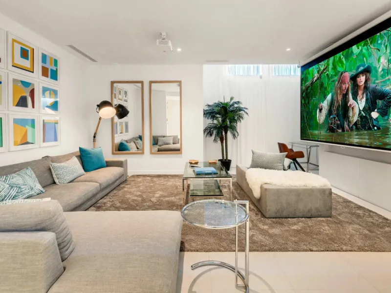 Presenting this modern five bedroom villa on the New Golden Mile, set minutes from the coast and close to Puerto Banús and Marbella. The home has a southeast orientation for natural light and open views, and it offers full privacy. The layout is spacious 