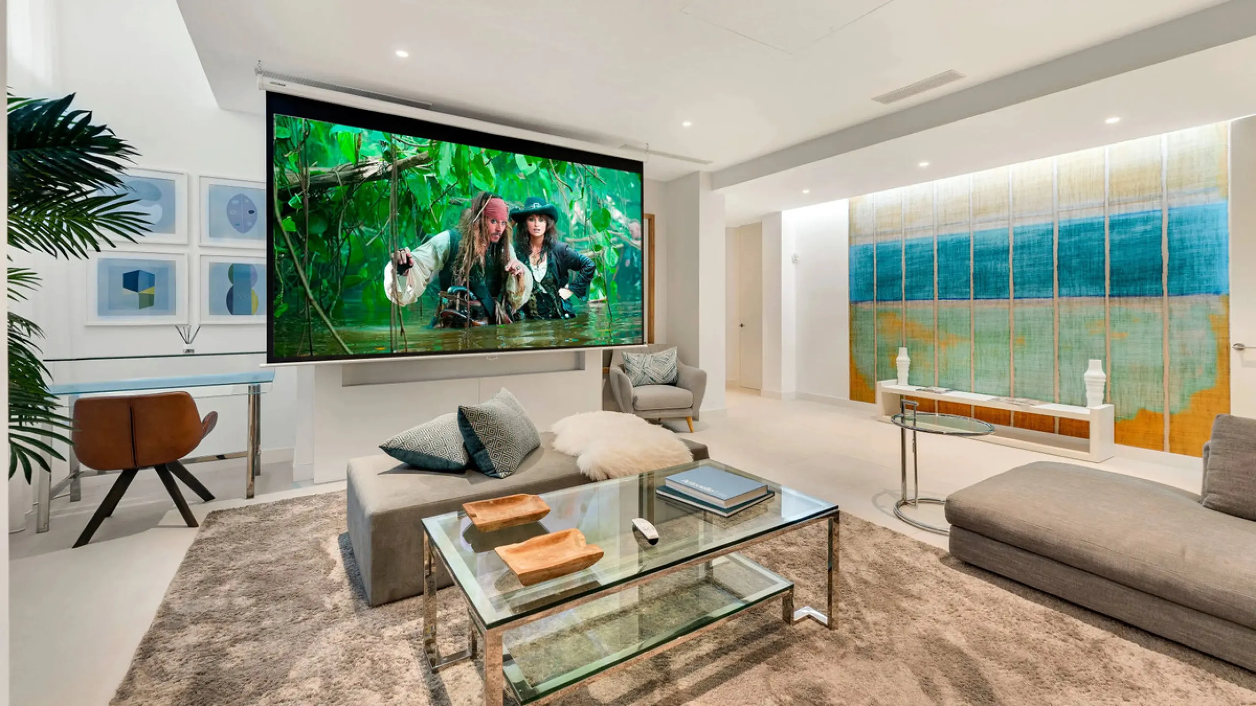 Presenting this modern five bedroom villa on the New Golden Mile, set minutes from the coast and close to Puerto Banús and Marbella. The home has a southeast orientation for natural light and open views, and it offers full privacy. The layout is spacious 
