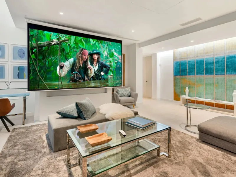 Presenting this modern five bedroom villa on the New Golden Mile, set minutes from the coast and close to Puerto Banús and Marbella. The home has a southeast orientation for natural light and open views, and it offers full privacy. The layout is spacious 