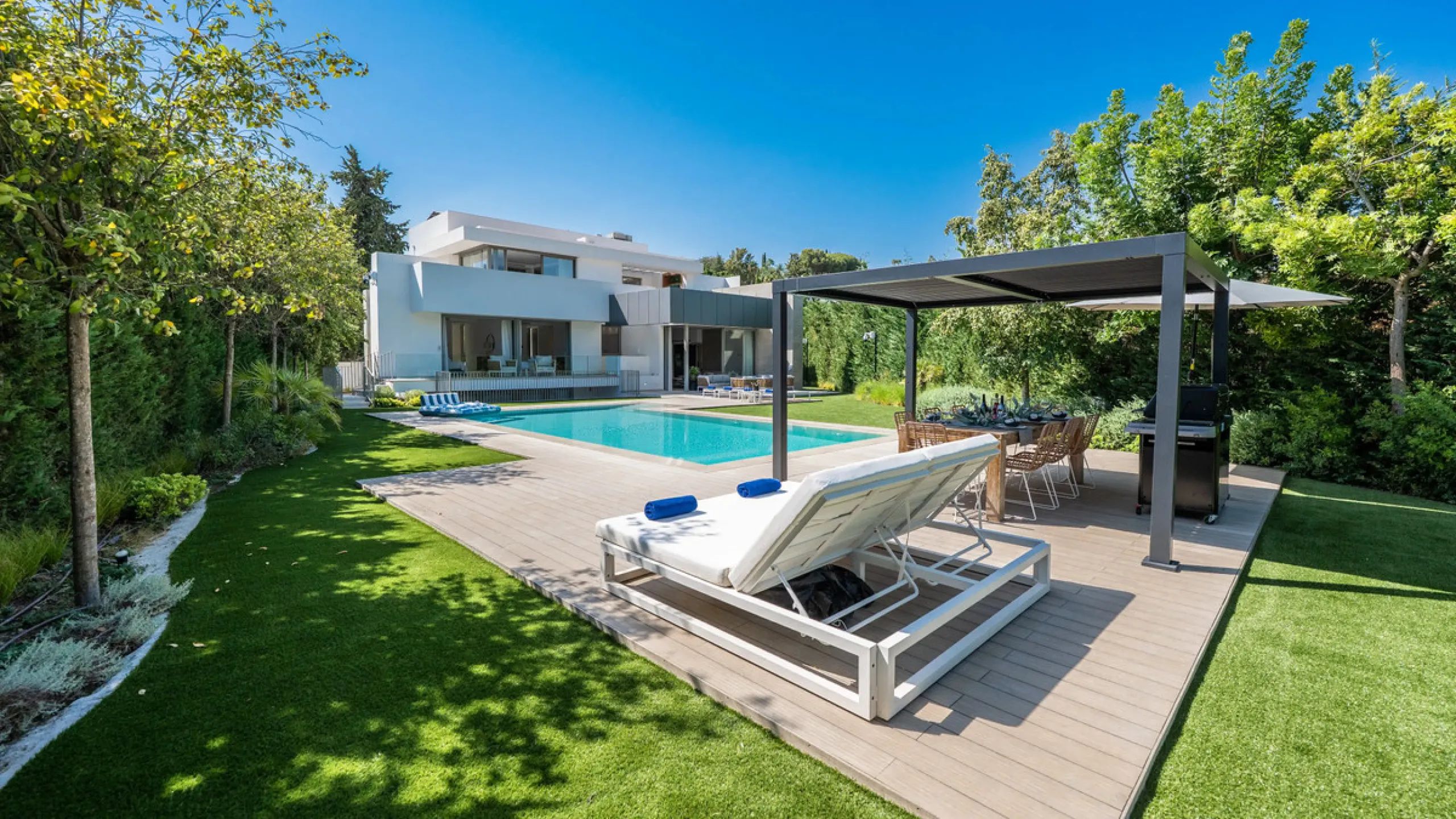 Presenting this modern five bedroom villa on the New Golden Mile, set minutes from the coast and close to Puerto Banús and Marbella. The home has a southeast orientation for natural light and open views, and it offers full privacy. The layout is spacious 