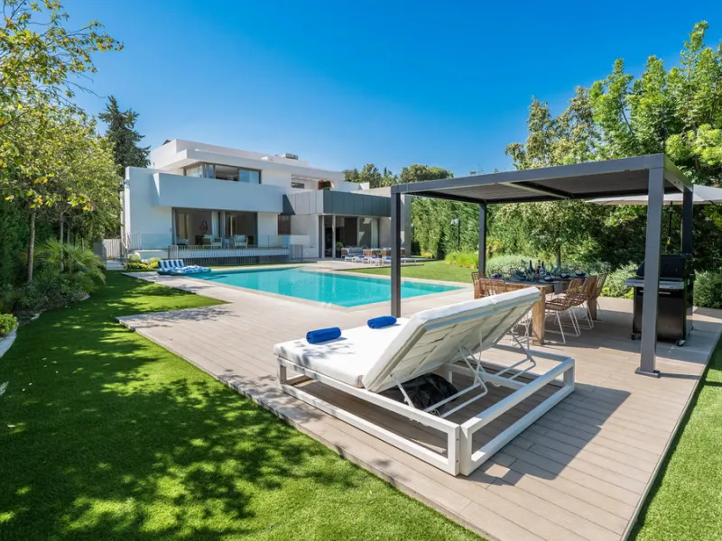 Presenting this modern five bedroom villa on the New Golden Mile, set minutes from the coast and close to Puerto Banús and Marbella. The home has a southeast orientation for natural light and open views, and it offers full privacy. The layout is spacious 
