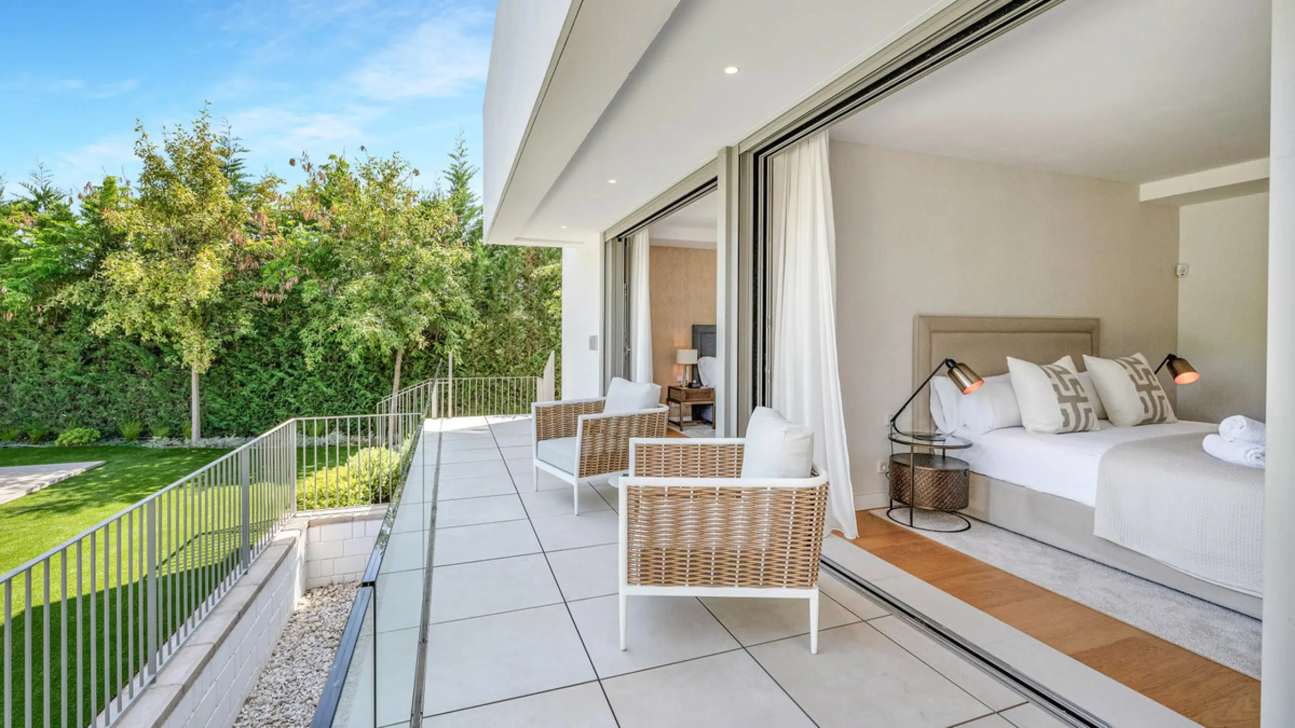 Presenting this modern five bedroom villa on the New Golden Mile, set minutes from the coast and close to Puerto Banús and Marbella. The home has a southeast orientation for natural light and open views, and it offers full privacy. The layout is spacious 
