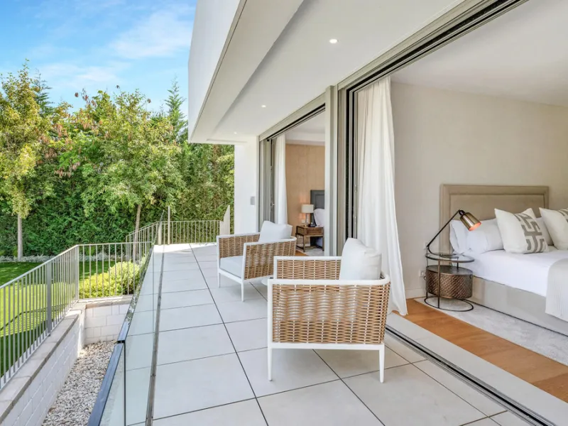 Presenting this modern five bedroom villa on the New Golden Mile, set minutes from the coast and close to Puerto Banús and Marbella. The home has a southeast orientation for natural light and open views, and it offers full privacy. The layout is spacious 