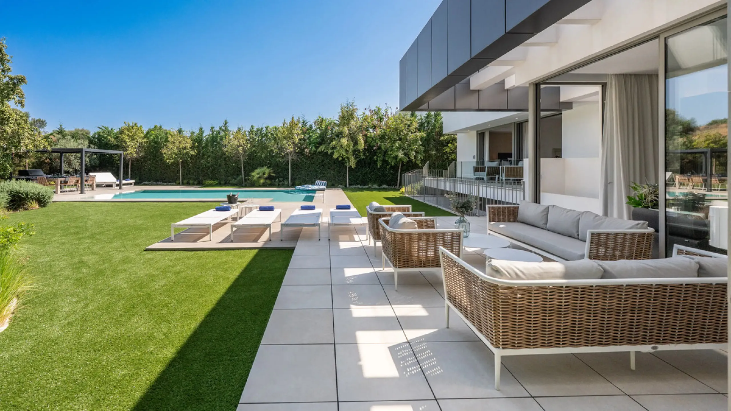 Presenting this modern five bedroom villa on the New Golden Mile, set minutes from the coast and close to Puerto Banús and Marbella. The home has a southeast orientation for natural light and open views, and it offers full privacy. The layout is spacious 