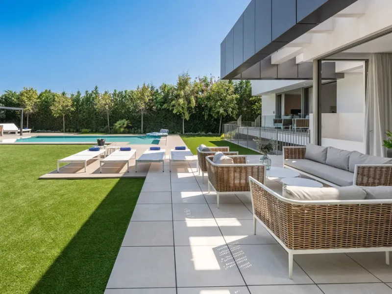 Presenting this modern five bedroom villa on the New Golden Mile, set minutes from the coast and close to Puerto Banús and Marbella. The home has a southeast orientation for natural light and open views, and it offers full privacy. The layout is spacious 