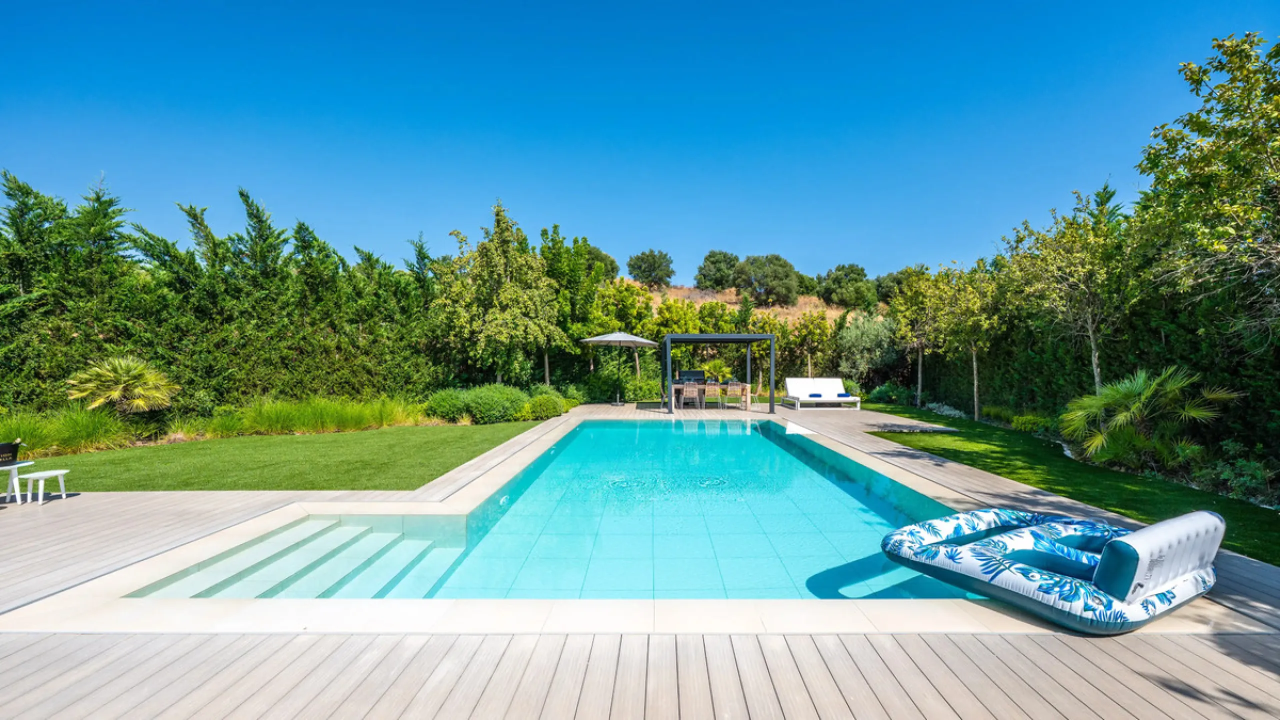 Presenting this modern five bedroom villa on the New Golden Mile, set minutes from the coast and close to Puerto Banús and Marbella. The home has a southeast orientation for natural light and open views, and it offers full privacy. The layout is spacious 