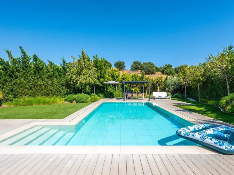 Presenting this modern five bedroom villa on the New Golden Mile, set minutes from the coast and close to Puerto Banús and Marbella. The home has a southeast orientation for natural light and open views, and it offers full privacy. The layout is spacious 