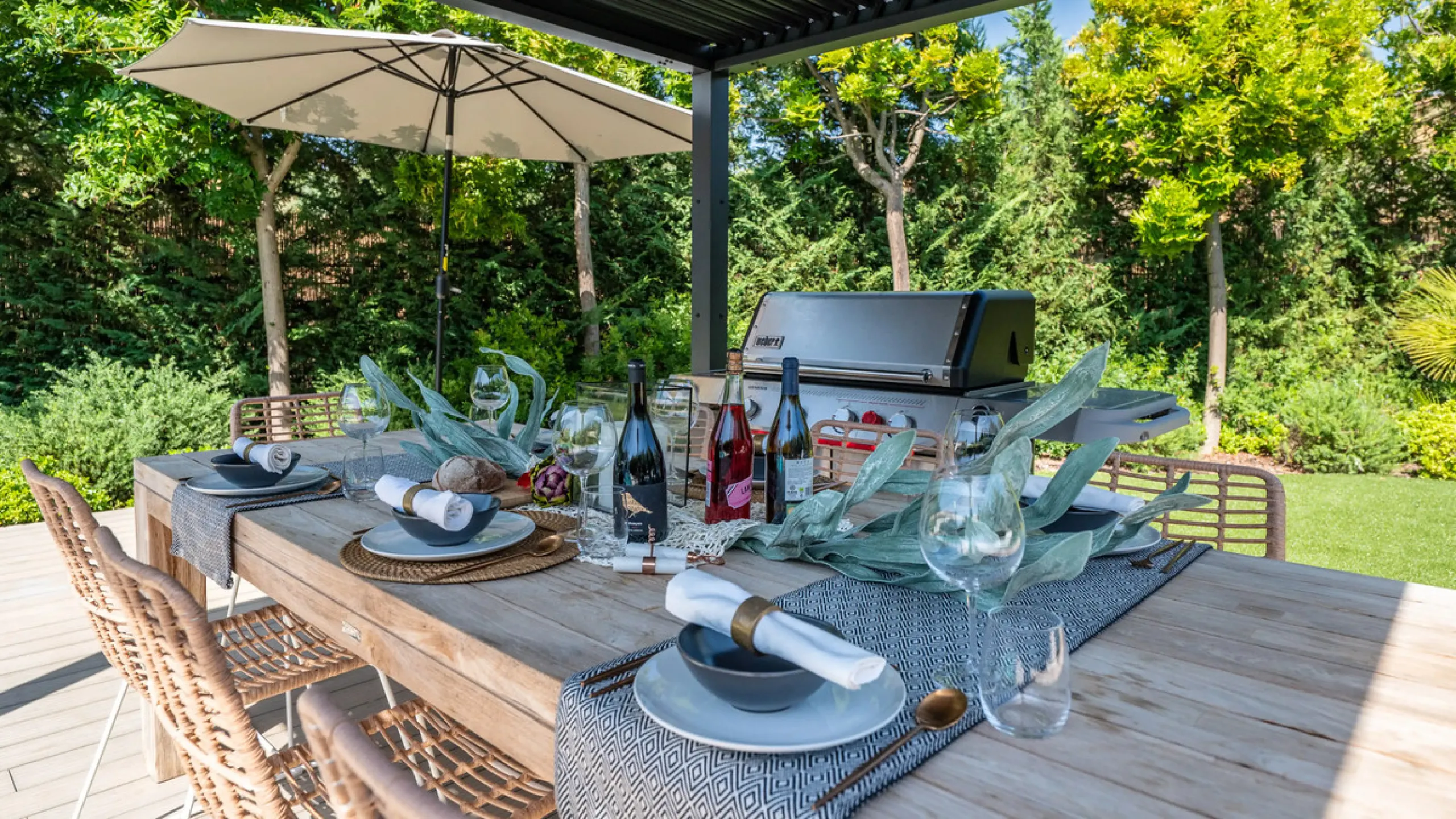 Presenting this modern five bedroom villa on the New Golden Mile, set minutes from the coast and close to Puerto Banús and Marbella. The home has a southeast orientation for natural light and open views, and it offers full privacy. The layout is spacious 