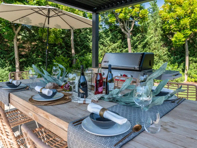 Presenting this modern five bedroom villa on the New Golden Mile, set minutes from the coast and close to Puerto Banús and Marbella. The home has a southeast orientation for natural light and open views, and it offers full privacy. The layout is spacious 