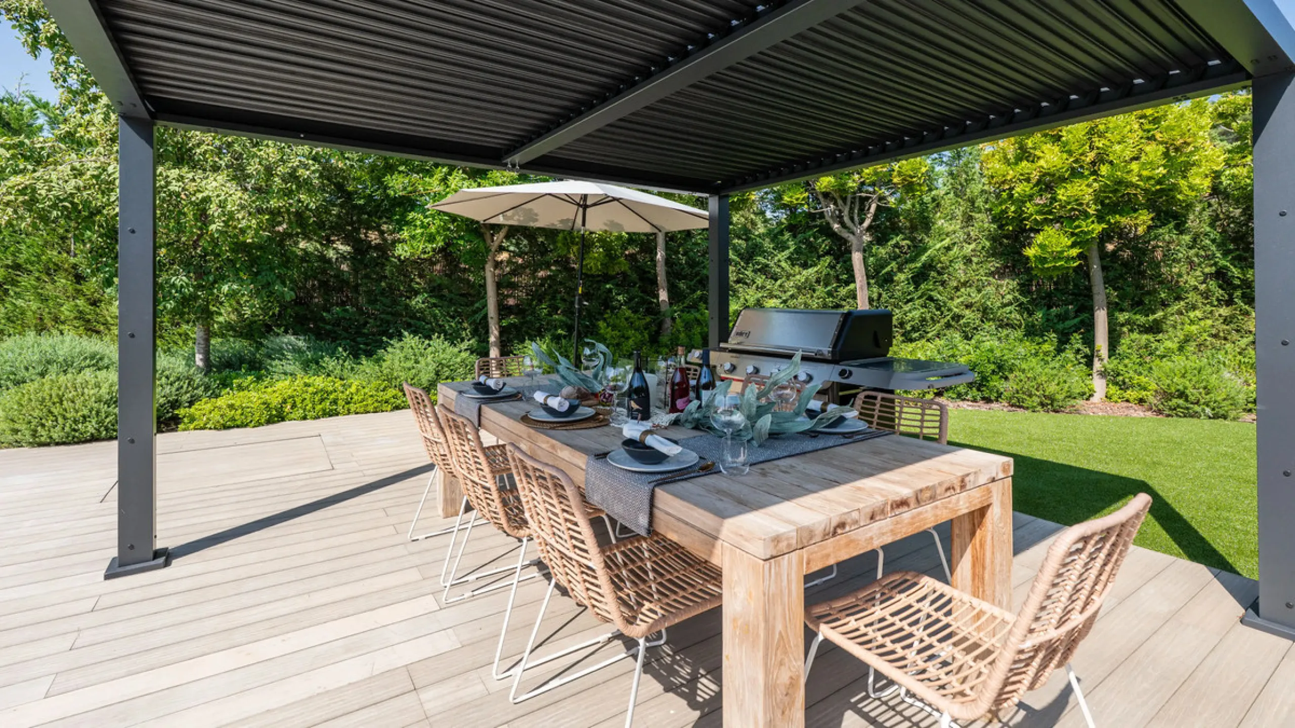 Presenting this modern five bedroom villa on the New Golden Mile, set minutes from the coast and close to Puerto Banús and Marbella. The home has a southeast orientation for natural light and open views, and it offers full privacy. The layout is spacious 